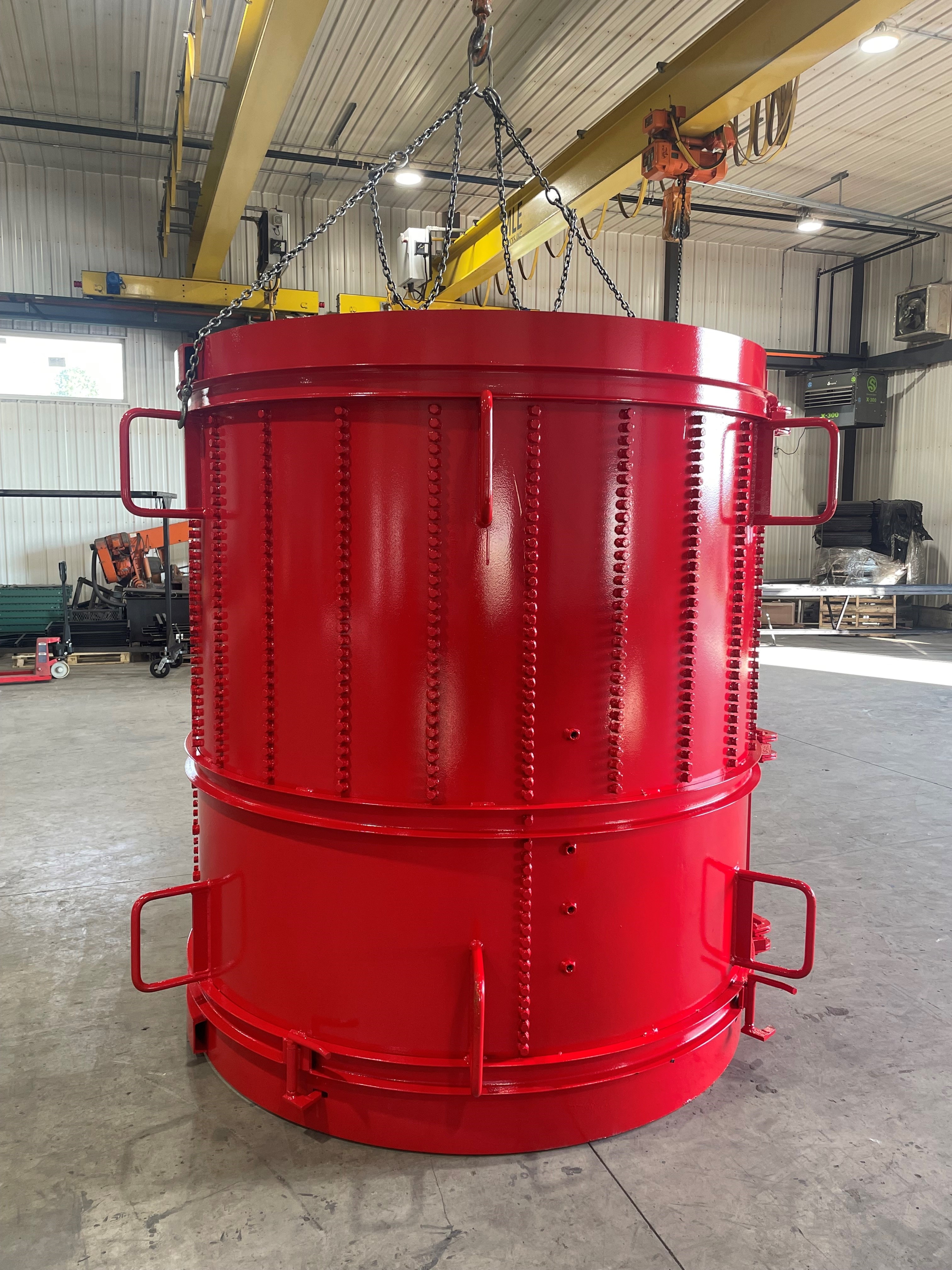 Cuve en acier fabriquée sur mesure dans un atelier de soudure industrielle avec pont roulant