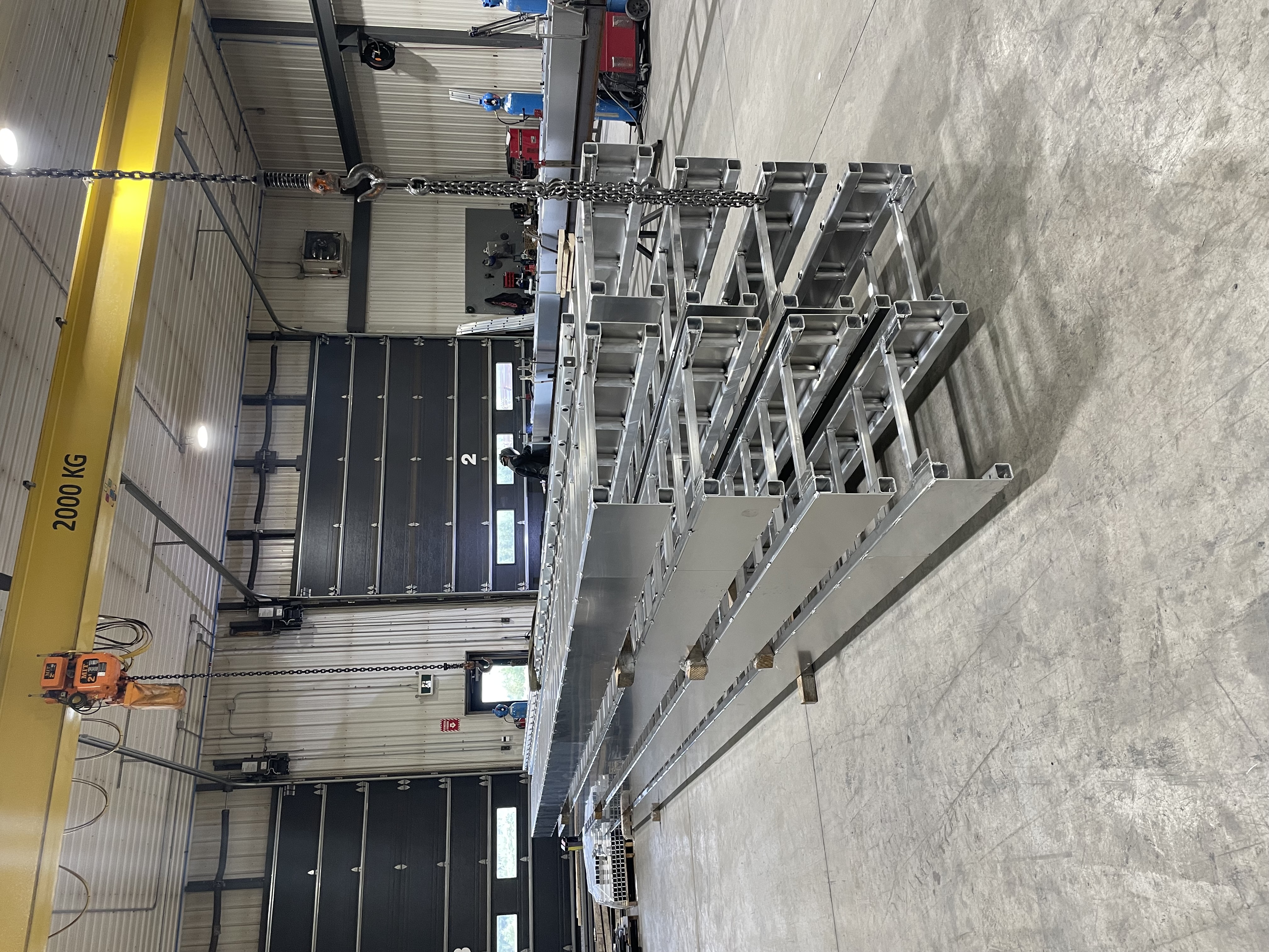 Fabrication de structure en aluminium sur mesure dans un atelier industriel avec pont roulant